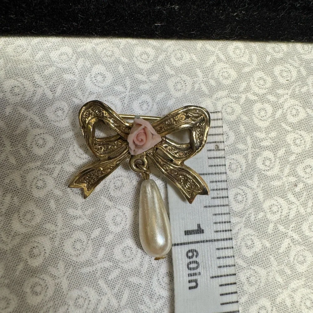 pendant, gold tone ribbon with Rosebud dangling faux pearl 1”